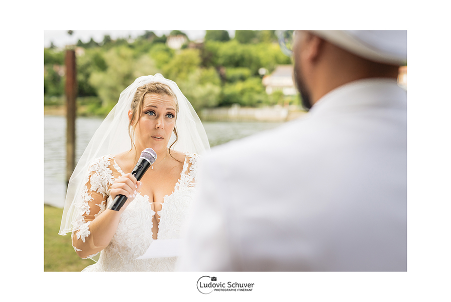 Photographe de mariage capturant l’échange des vœux lors d’une cérémonie laïque