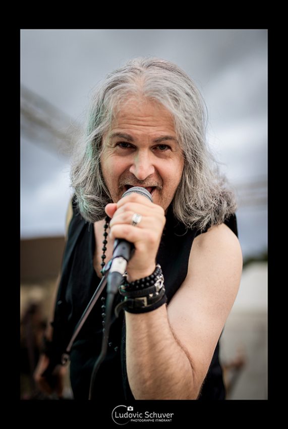 Photographe de concert à Triel-sur-Seine (Yvelines) : chanteur en live lors des festivités du 14 juillet.