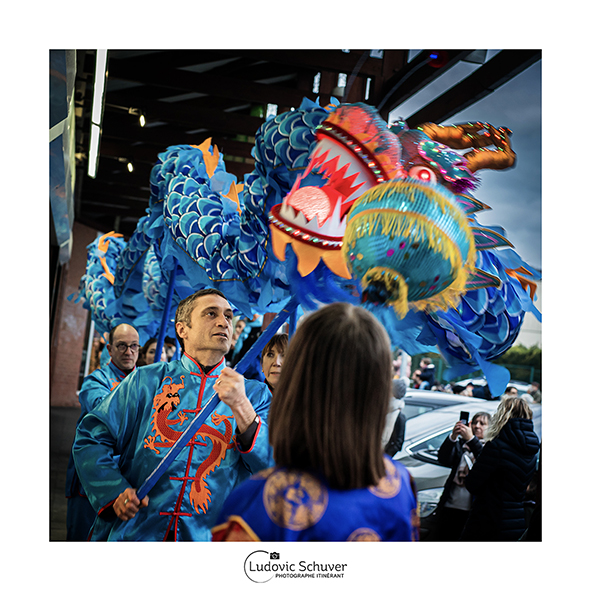 Photographe événementiel à Triel-sur-Seine : danse du dragon bleu et colorée lors de la célébration du Nouvel An Chinois.