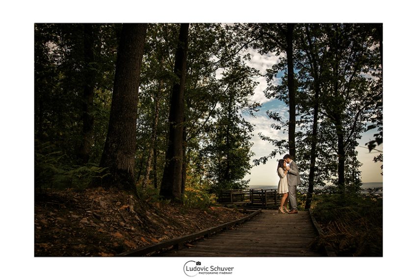Photographie de mariage montrant un couple de mariés dans un cadre naturel en forêt