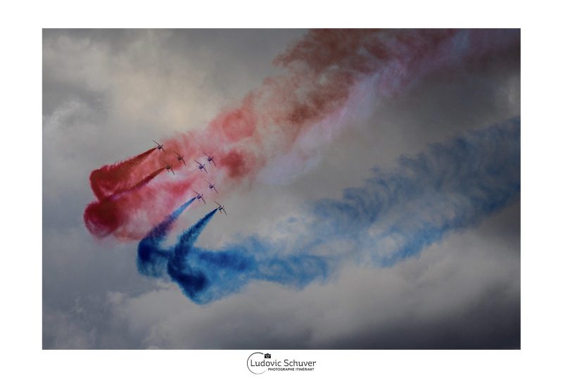 Photo aérienne de la Patrouille de France avec les fumées bleu-blanc-rouge, photographie événementielle unique.