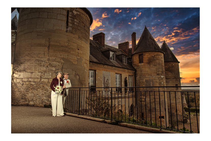 Photographe de mariage capturant un couple célébrant une noce d’or lors d’un moment authentique